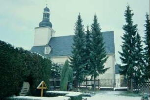 Kirche mit Teil des Friedhofs