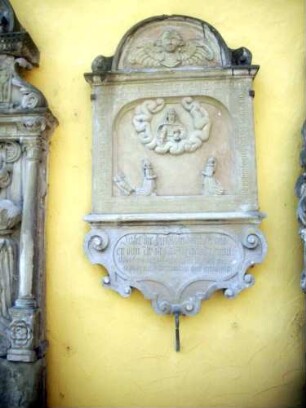 Stadtkirche - Kirchhof im Westen-Epitaph (Jahr 1621) mit Textkartusche sowie Ornamentierung und figürlicher Darstellung in halbplastischer Arbeit