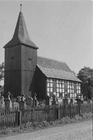 Fachwerkkirche mit Friedhof in Bluno. : Drjewjana tykowana cyrkej z kěrchowom w Blunje.