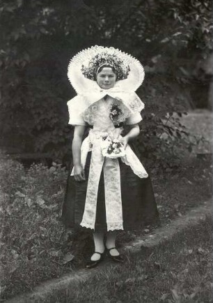 Brautjungfer aus Burg : Kleidung - niedersorbische Tracht. Ort: Bórkowy / Burg-Spreewald. Brautjungfer