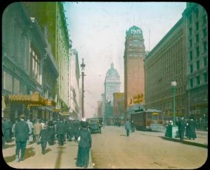 San Francisco, Market Street. Blick von der Powell Street gegen Emporium Building (1896; A. Pissis) mit Aufschrift "1915" (Werbung für die Pan Pacific Exposition 1915) und Claus Spreckel's Call Building (1898; J. und M. Reid)