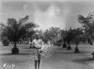 Palmenallee : Mann vor einer Palmenallee