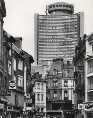 Altstadt und modernes Hochhaus in Mühlhausen, Elsaß