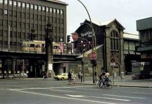 Berlin: Türkischer Basar im Hochbahnhof Bülowstraße; mit Straßenbahn