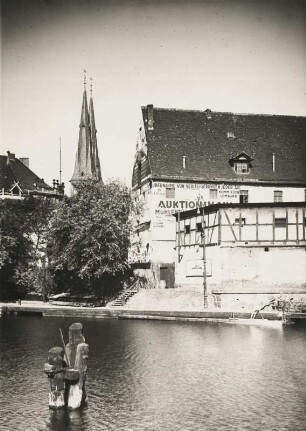 Berlin. Nikolaiviertel. Blick über die Spree nahe dem Mühlendamm. In der Bildmitte Lagerhäuser. Im Hintergrund die Türme der Nikolaikirche
