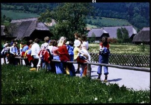 Gutach: Schulklasse am Eingang Vogtsbauernhof