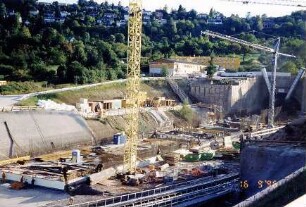 Engelbergbasistunnel im Bau Nordportal, Übersicht: Baustelleneinrichtung vor dem Portal.
