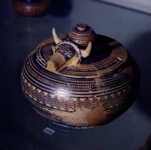 Athen. Archäologisches Nationalmuseum 15318. Geometrische Pyxis mit Stierhaupt auf dem Deckel