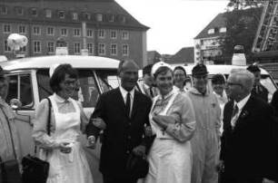 Freiburg: Karlsplatz; Oberbürgermeister Dr. Keidel und Willi Jäger bei den Helfern