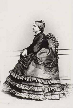 Porträt Bertha von Weber (1835-1903; Schauspielerin). Albuminabzug auf Karton (Carte-de-visite mit Atelieraufdruck verso)