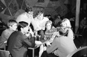 Freiburg: Haus der Jugend; diskutierende Jugendgruppe im Haus der Jugend