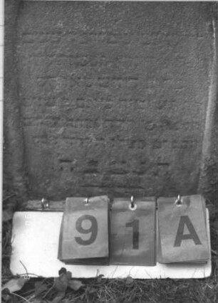 Grabstein 91 (Index: 99786743) Zustand: Inschrift z. T. verwittert Maße HxBxT: 57x40x14 cm: Grabstein 91A