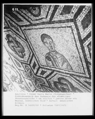Fußbodenmosaik des Südsaals: Menschen-,Tier- und Pflanzendarstellungen umgeben von Rankenornamenten — Bildnisse von Frauen und Männern umgeben von Vögeln und geometrischer Ornamentik — Bildnis eines Mannes
