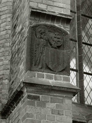 Relief mit Apostel und Wappen