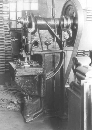 [Bild 25] Stanzmaschine (?) mit Transmissionsantrieb : Heidenau (Kreis Pirna), Rudolf-Breitscheid-Straße 29. VEB Elbtalwerk Heidenau. Stanzmaschine (?) mit Transmissionsantrieb