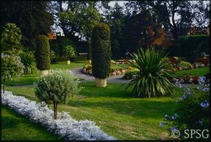 Potsdam, Neuer Garten, Sommerbepflanzung im Blumengarten vor der Orangerie.