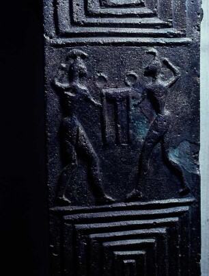 Beinoberteil eines Dreifußkessels, Detailansicht : Olympia. Archäologisches Museum. Beinoberteil eines Dreifußkessels, Bronze, Ende 8. Jh. v. Chr. Detail: Oberes Bildfeld