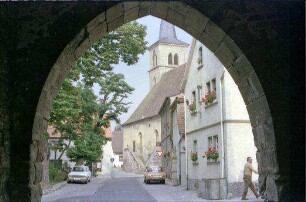 Iphofen: durch Torbogen auf Platz