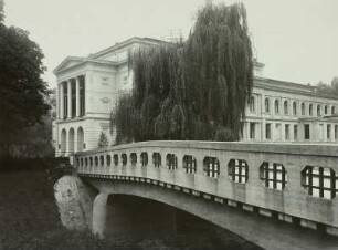 Guben, Stadttheater : Guben (Gubin/Polen). Stadttheater. Ansicht von Südosten mit Schützenhausbrücke