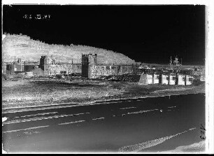 Staustufe Viereth. Blick von unterstrom gegen Wehr und Krafthaus.
