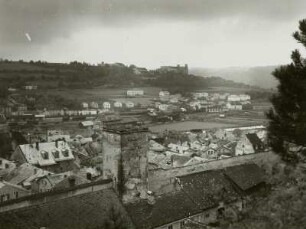Eichstätt, Stadtansicht : Eichstätt. Blick vom linken Altmühlhang über die Stadtmauer nach Nordwesten gegen die Willibaldsburg