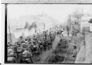 Soldaten beim Marsch durch eine Stadt