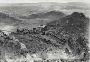 Gebirgslandschaft mit Ruine (im Vordergrund Etha Richter)