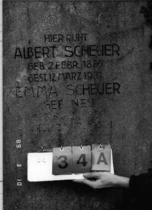 Grabstein 34 (Index: 100094006) Maße HxBxT: 119x150x22 cm Symbolik: (Leviten-)Kanne in Schüssel Besonderheit: Doppelgrab für Eheleute: Grabstein 34A