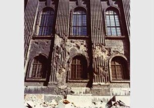 Blick auf die zum Teil zerstörte Fassade des Pergamonmuseums