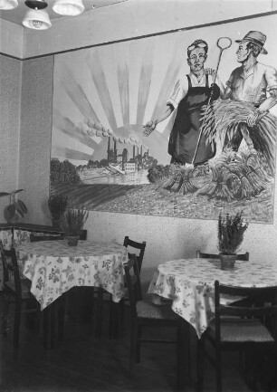 Kantine oder Gaststätte mit Wandbild (Arbeiter und Bauer)