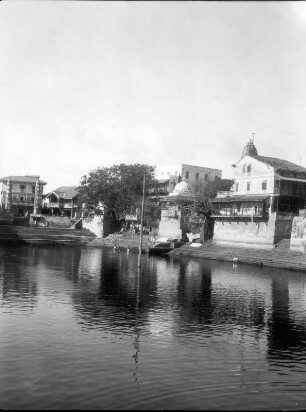 Bombay. Stadtteil Walkeshwar. Ghats zum Wasserbecken für rituelle Waschungen