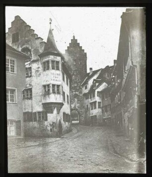 Gasse mit Torturm