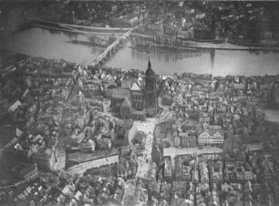 Frankfurt aus etwa 500 m : Dom St. Bartholomäus und Main