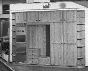 Garderobe : Leipzig. Leipziger Herbstmesse (Vormesse), 1986. Garderobe. Holz, folienbeschichtet in Eichenholzoptik (1986; VEB Möbelkombinat Dresden-Hellerau)
