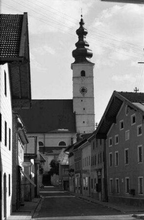 Waging: Straße mit Kirche