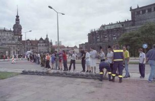 Dresden. Elbe-Hochwasser August 2002. Fluthelfer auf dem Theaterplatz