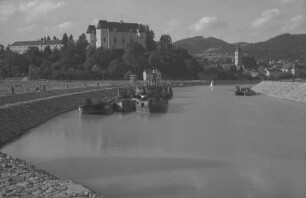 Grein: Schloss mit Donauhafen