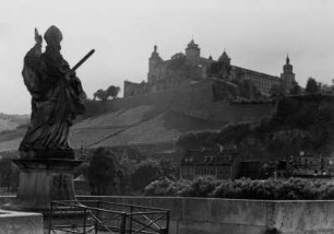 Würzburg. Blick von Kirche St. Burkhard auf die Festung Marienberg