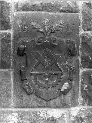 Birkwitz-Pratzschwitz. Mühle "Pratzschwitz", Pratzschwitzer Straße. Tafel mit Mühlenwappen, links der Toreinfahrt in der Umfassungsmauer