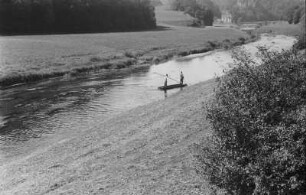 Fischstechen in der Donau : Fischer beim Fischstechen mit Stangen auf der Donau