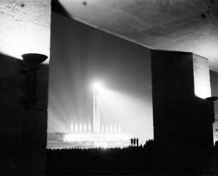 Berlin: Glockenturm (Durchblick vom Olympia Stadion)