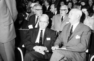 17. Tagung 1967 Chemiker; Eröffnungsfeier: Harold C. Urey, Lord Alexander Todd of Trumpington, dahinter Werner Forßmann, Adolf Butenandt, Frau Butenandt