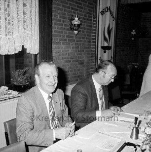 Reichsbund, Kreisverband: Mollhagen: Wahl des neuen Vorsitzenden Albert Cycmaniak: am Tisch mit Kreisgeschäftsführer Karl Heinz Nissen, Tischglocke: hinten Fahne des Reichbund Schleswig-Holstein