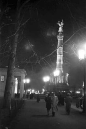 Berlin: Großer Stern; Festbeleuchtung; angestrahlte Siegessäule
