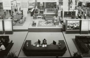 Messehalle für Möbel (Halle 15). Raumaufnahme mit Ausstellungskojen