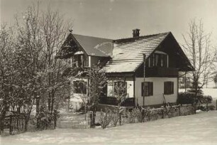 Bei Oberstdorf (Allgäu) Winter. Ansicht eines für die Landschaft charakteristischen Hauses