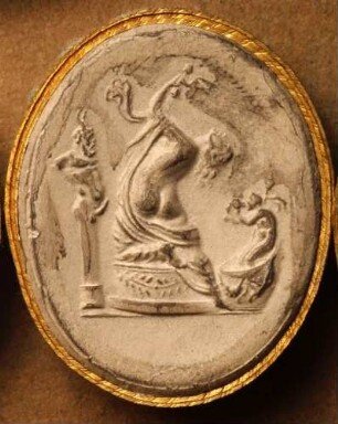 Vor einer Priapusherme knieende Bacchantin (Daktyliothek, Das Alterthum nach Lippert und Visconti)