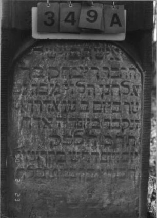 Grabstein 349 (Index: 100115779) Material: Sandstein Zustand: verwittert Maße HxBxT: 133x56x16 cm Beschreibung: Stele mit Rundbogenabschluß, eingetieftes Schriftfeld mit Rundbogenabschluß Symbolik: Levitenkanne, Blüte: Grabstein 349A