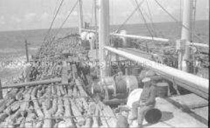 Selbstversenkung des Hochseepassagierdampfers "Columbus" am 19. Dezember 1939, Heimfahrt der älteren Besatzungsangehörigen (54-60 Jahre) vom Internierungslager auf Angel Island, Kalifornien, auf dem italienischen Dampfer "Fella", mit Holzstämmen voll beladenes Vorderdeck