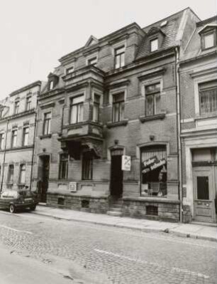 Markneukirchen, Wohnhaus mit Laden : Markneukirchen (Vogtlandkreis), Wohnhaus mit Laden, Bismarckstraße 10, um 1890, Straßenansicht